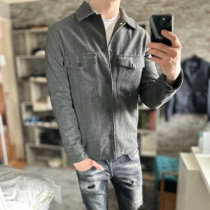 Overshirt - Mycket fint skick, inga defekter. Nypris ca 1000kr. Storlek S, passar dig som är 170-180cm ungefär. Skriv för mer information!🤝