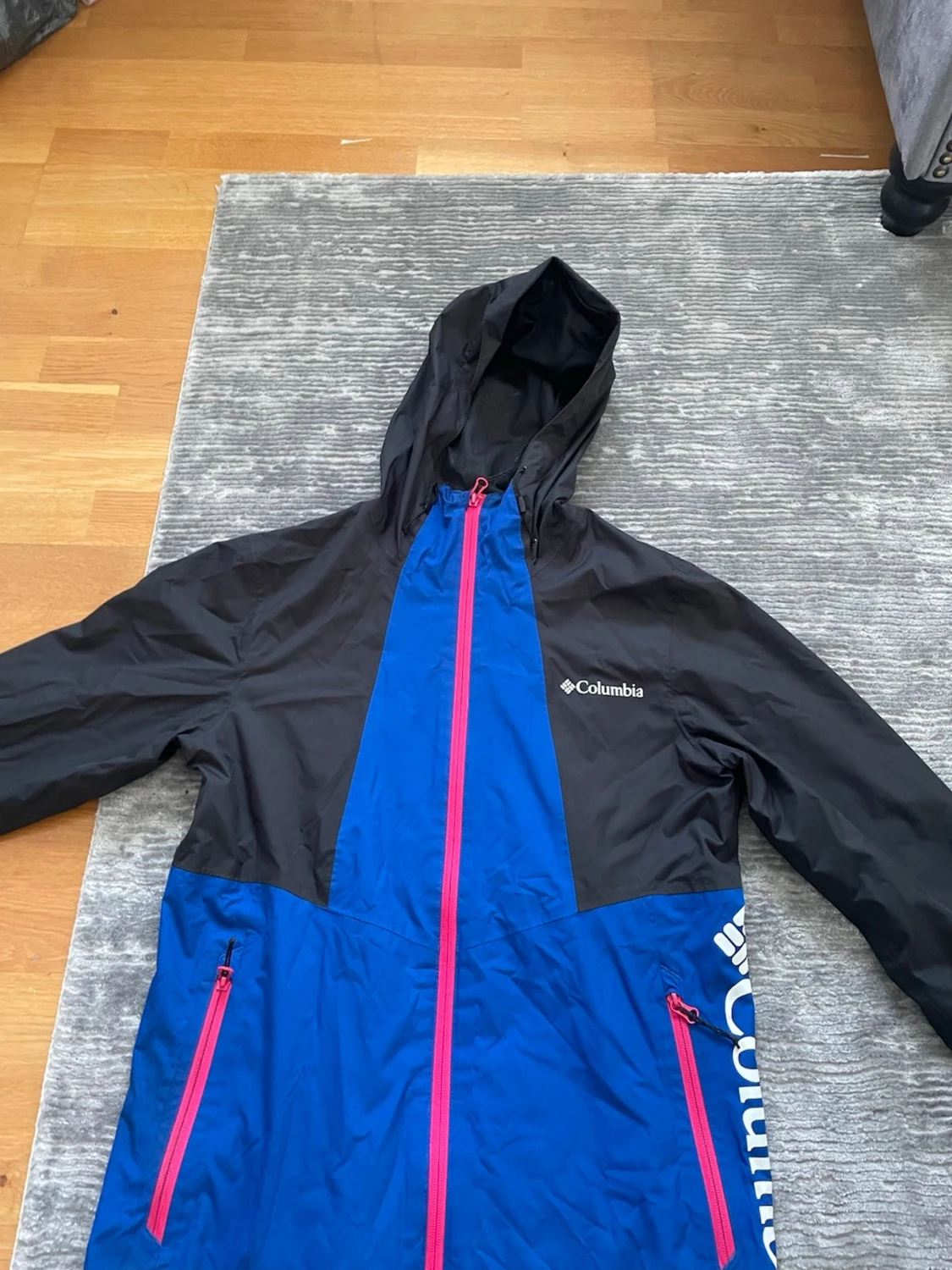 Blå och svart vindjacka från Columbia