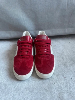 Röda sneakers från Valentino - Säljer ett par riktigt feta och unika Valentino flycrews i storlek 42,5. Skorna är i dunder skick och inga nitar saknas. Dessa skor tillverkas inte längre vilket gör dem väldigt eftertraktade. Priset är inte hugget i sten