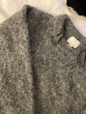 Grå stickad tröja från h&m - Såå fin grå stickad tröja från hm i mohair eller alpaca. Lite osäker. Superfint skick❤️