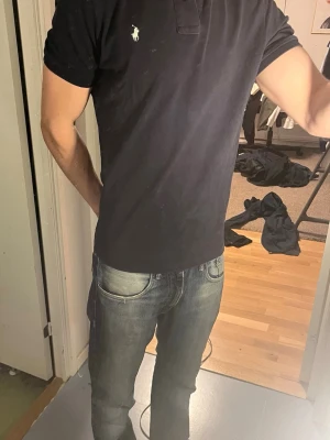 Ralph Lauren Piké  - Tja säljer nu en marinblå Ralph Lauren piké i storlek M. Pikén är i ett fint skick utan några tydliga defekter. Hör av dig vid frågor eller funderingar
