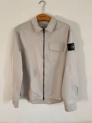 Stine Island Overshirt  - Säljer en tvär feta overshirt som skulle vara perfekt för sommaren/våren/hösten men även vintern. Den är aldrig använd och billig.