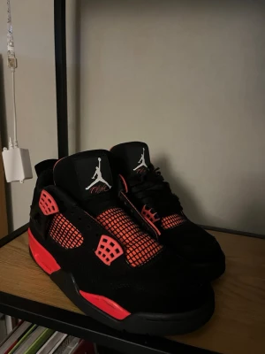 Air Jordan 4 red thunder  - Jordan 4 red thunder vill inte ha längre för jag använder knappt dom 