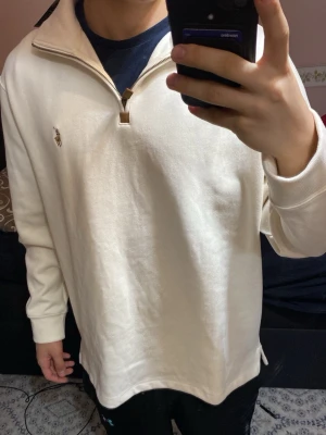 Vit quarter zip från Polo Ralph Lauren - Jätte snygg tröja tyvärr är den för står på mig tröjan är i XL men säger hundra procent de passar mer till large speciellt tror jag tröjan kommer passa mer om du är lite mer bred person så kommer dehär passa perfekt för dig 
