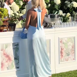 Balklänning Na-kd, 36 - Så fin balklänning från Na-kd med prislapp kvar, knyts i nacken. Bilderna är inte mina, säljer eftersom jag hittade en annan jag gillade mer! Men inga fel på klänningen