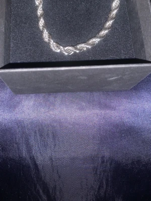 Rope chain - Snyggt halsband i silverfärg med tvinnad rostfritt stål kedja som ger en cool och modern look. Halsbandet har en enkel men stilren design och passar perfekt till olika outfits. Materialet ser ut att vara metall och kedjan har en rep-liknande form.