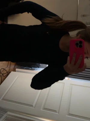 Mörkblå kabelstickad tröja Gant - Snygg mörkblå kabelstickad tröja från Gant med rund halsringning och diskret logga broderad på bröstet. Tröjan har långa ärmar och ribbade muddar vid ärmslut och nederkant. Perfekt till jeans eller kjol för en klassisk look.