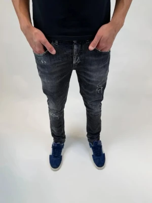 Dondup Jeans George  - Dondup Jeans George! Trendigaste jeansen på marknaden.  Ny pris= 4000 kr Säljs för= 1299 kr (Modellen har original slitningar från fabrik vilket är väldigt eftertraktat och populärt) 