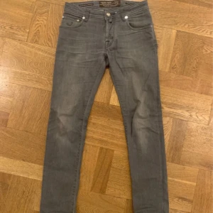 Gråa jacob Cohen jeans - Säljer ett par gråa 622 comfort jacob cohen jeans. Riktigt schysst passform och skön färg. Perfekt för dig som vill ha ett par hög kvalivativa stilrena jeans. Hör av dig vid minsta fundring😁