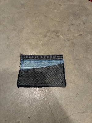 Jeansplånbok -  Dropp 7  Handsydd plånbok i vintage jeans. Varje exemplar är unikt med snygga detaljer. Plånboken håller flera kort utan att dem åker ut. Små variationer i färg och struktur visar på plaggets tidigare historia💙  Tiktok: Jeanius.bc