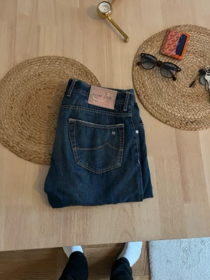 Jacob Cohen  - Ruggit feta jeans från Jacob cohen i storlek 33, skriv privat vid frågor!  