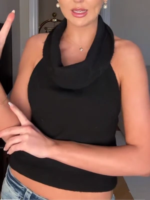 Svart stickad halternecktop - Snygg svart stickad halternecktop med bred polokrage fårn Nelly! Den är oanvänd med lappen fortfarande kvar💕 Toppen säljs inte längre! 