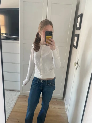 Vit kofta med guld detaljer💓 - Jättefin vit kofta med guld detaljer från Holly and White, köpt på Lindex. Har endast använt ett fåtal gånger och är i jättefint skick med inga defekter. Skriv vid frågor så svarar jag💖