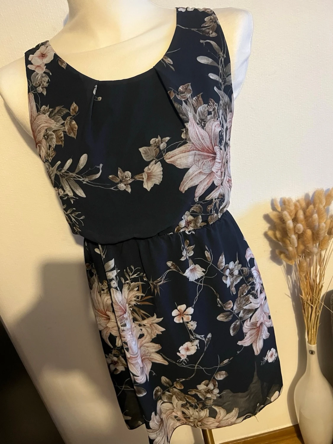 Mörkblå blommig kortklänning