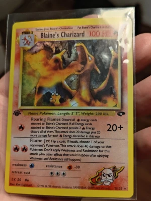 1st Edition Blaine's Charizard Pokémonkort - Säljer ett samlarkort från Pokémon, Blaine’s Charizard 1st Edition. Perfekt för dig som gillar Pokémon och samlarkort. Kortet är i otroligt fint skick, tar helst inte ur kortet ur plastfickan. 