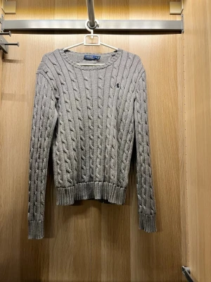 Polo Ralph lauren - Polo Ralph lauren tröja i storlek S. Skulle säga att den är som en xs. Kan skicka mått för den som vill😊✅. Pris går att diskutera vid intresse 😊.