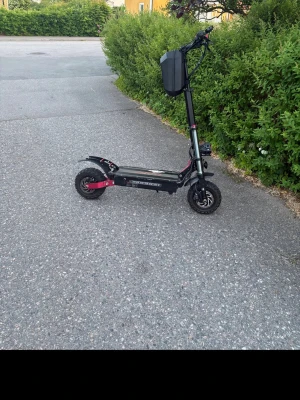 Elsparkcykel 100km/h bytes mot ps5 pro eller säljs - Säljer eller byter min älskade elscooter söker ett ps5 pro Elscootern har 2 motorer på 3000w styck så totalt 6000w den gör 100km/h riktigt rolig att köra 