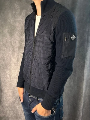 J.lindeberg cardigan  - Mycket fint skick | Size S(modellen är 188 cm 77 kg) | fraktar spårbart inom 24 timmar | för att köpa klicka ”köp nu” | vid frågor eller funderingar skriv ett meddelande | följare får bättre rabatter🙌
