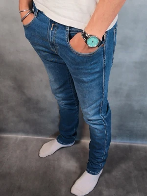 Replay Anbass - - Replay Anbass — Storlek 29/32 — 9/10 - Bra skick utan skavanker — Inkluderat - Jeans — Retail 2000kr — Modellen är 180cm, 65kg