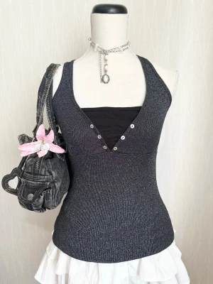Glittrig svart linnetopp med knappar - Elena gilbert glittery knitted top 