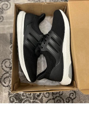 Adidas ultraboost  - Helt nya ultraboost som jag fick i föedelswdagspresent. Storlek 44 passar även till 43