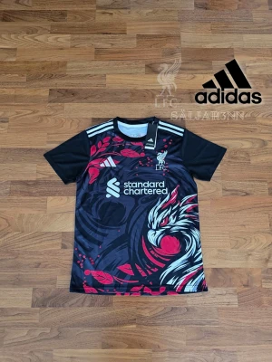 Liverpool Fotbollströja - Liverpool FC Special Edition Fotbollströja – Storlek S Unik Liverpool FC Special Edition-tröja från Adidas med exklusiv design och ett konstnärligt motiv av den ikoniska Liver Bird i svart, vitt och rött. En tröja som verkligen sticker ut och passar perfekt för både samlare och hängivna Liverpool-supportrar. Bekväm Slim Fit-passform och hög kvalitet från Adidas. Helt ny med tags kvar. 📦 Snabb leverans – skickas samma dag (om ej hindr.) 📩 Hör av dig vid frågor.