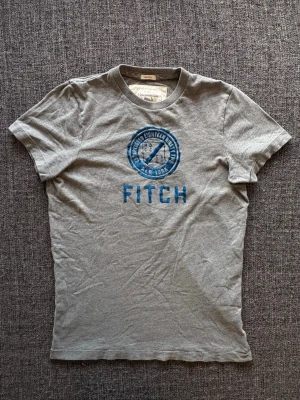 Abercrombie & fitch T-shirt ~ vintage   - Sjukt eftertraktad Abercrombie & Fitch T-shirt i M – grå sällsynt modell 🌿  Fint skick, vintage-inspirerad och svår att få tag på idag. Klassisk A&F design. Passar perfekt nu till våren/sommaren ☀️📦✌️