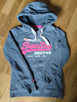 Superdry Hoddie  - Fin superdry Hoddie i bra skick storlek xs och är unisex så passar båda kön