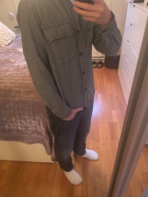 Randig blåvit overshirt med fickor - Skjorta med blåvita ränder och två bröstfickor. Långärmad och knappar framtill. Rak och loose passform, perfekt för en avslappnad med samtidigt uppklädd stil. Givetvis går priset att diskutera. Snabbt och smidigt.