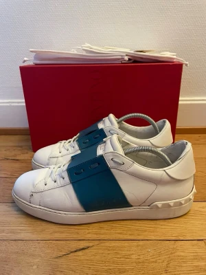 Valentino open sneakers - Säljer nu dessa Valentinos skor | Storlek 43 | Fint skick | Kommer med äkthetsbevis | Hör gärna av er vid frågor eller funderingar 