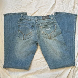 Lågmidjade blå bootcutjeans - Superfint skick! Midjemått 72cm