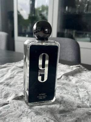 Afnan 9pm hel flaska 100ml - En hel flaska 100ml Afnan 9pm edp för vinter och höst. Endast några få spray använda. Förpackning i perfekt skick. Köptes i Göteborg för 400 när den var nyare på marknaden. Lågt pris då jag inte fått användning för den.