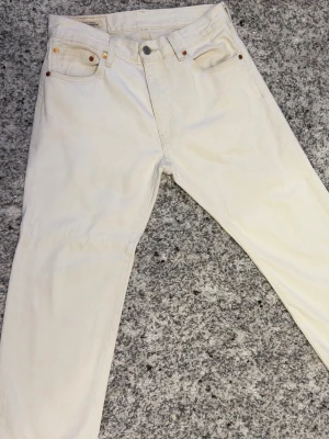 Vita Levi Strauss jeans Straight leg - Levi’s 555 jeans i superfint skick, använt fåtal gånger, säljer pga att de är lite för korta för mig. Har dem upplagda så de passar om man är mellan 165-170cm lång. W29 L32 (passar W27). Nypris 1299kr.