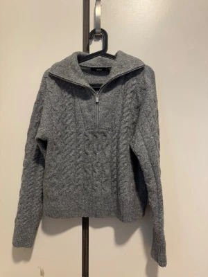 Grå stickad halvzip från BikBok - Mysig grå stickad tröja från BikBok med halv dragkedja och hög krage, tröjan är i toppen skick och endast använd några få gånger💕