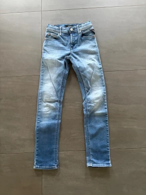 Replay super slim ljusblåa jeans - Säljer nu mina gamla replay superslim jeans. Väldigt bekväma och i bra skicka:)