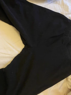 Svarta mjukisbyxor/ leggings. - Svarta mjukisbyxor i klassisk modell med resår i midjan. Byxorna är raka i benen och tillverkade i ett mjukt och bekvämt tyg, perfekt för chill dagar. Enkla att matcha med hoodies eller t-shirts.