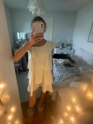 Gul one shoulder volangklänning  - Säljer en superfin gul kortklänning med flera lager volanger och one shoulder axel I storlek 158 från Gina Young . Passar perfekt till skolavslutningar eller bara till sommaren💐