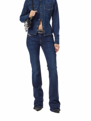 Lågmidjade diesel jeans - Säljer dessa oootroligt fina lågmidjade jeans från diesel då de tyvärr blivit för små.. ena sömen längst nere är lite sliten men annars inga tecken på användning! Nypris är 1600kr storlek: W31 L30