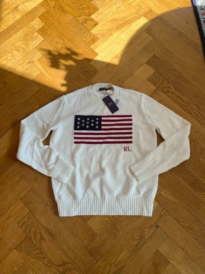 Ralph Laurent Flag Sweater - Mycket snygg tjocktröja av Ralph Laurent. Aldrig använd. Storlek M. Lite liten i storlek men inte mycket. Skickar inom 48 timmar.