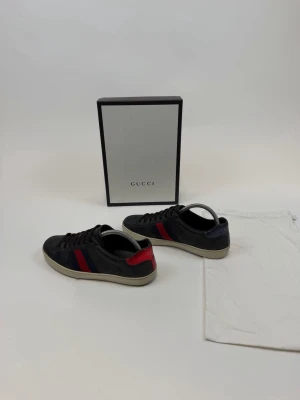 Gucci Skor  - Hej! Säljer nu dessa väldigt populära och sällsynta Gucci supreme Skorna! Storlek UK 8 (1/2) vilket motsvarar 42! Skick 9/10. Ny pris= 9500 kr, Säljs för 2299 kr! Box, dustbag tillkommer vid köp kvitto finns!