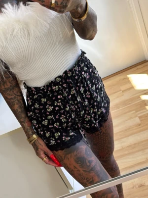 2 par blommiga shorts  - Ljusrosa + svarta shorts med blommor 🌸 