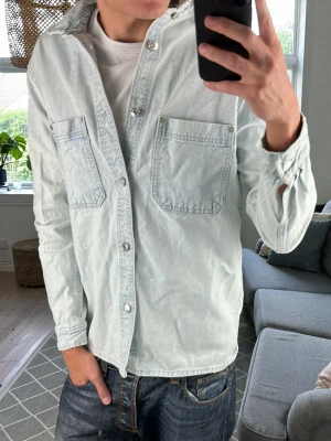 Jeansjacka/overhsirt ljusblå  - Väldigt stilren och skön jeansjacka perfekt i alla tillfällen! Mått: A:50 B:47 C:50 D:65 (cm) Skriv vid fundering 😇🙌