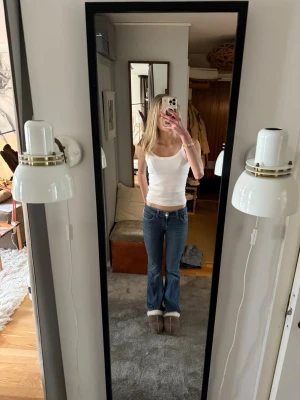 Mörkblå bootcut jeans  - Säljer ett par fina blå bootcut jeans med låg midja❤️ 