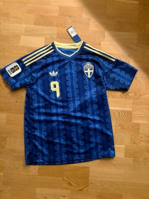 Sveriges VM bortatröja 2026  - Helt ny med tags kvar, storlek L.  Skulle rekommendera den till dig som vanligtvis har M, eftersom tröjorna är lite små i storlekarna.  Riktigt fin tröja och svår att få tag på. Perfekt för dig som gillar Sverige eller vill ha en snygg fotbollströja.  📦 Fraktar direkt imorgon bitti och kan skicka alla sålda paket på samma gång.