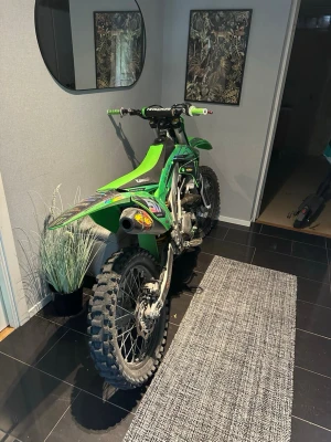 Cross 450 Kawasaki  - Öhlins dämpare fram och bak, servade för 15 timmar sedan. Nya däck fram och bak. • 2 ägare. • Pedantskött. • Täta oljebyten med nytt oljefilter varje gång, max 5 timmars intervall. • Alla lager infettade regelbundet med Maximas egna fett. • Extremt fin cross med totalt ca 95–100 timmar. Kolv och kamkedja har endast 15 timmar. • Spritt ny plast och dekaler. • FMF avgassystem. • Endast körd lite motionslopp och träning. • Nya fotpinnar i titan. • Ny Cycra hasplåt. • Ny växelspak. • Ett gäng luftfi