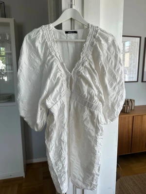 Klänning från Gina Tricot - Jättefin klänning från Gina Tricot, använd fåtal gånger🩷 Strl 36