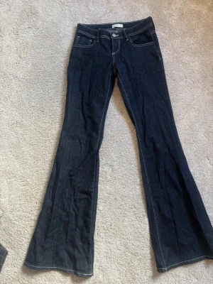 Trendiga gina lågmidjade bootcut jeans  - Aldrig använda, storlek 36 Tall.