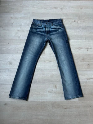 Blåa Rare Vintage Levis 507 Bootcut Jeans Storlek W30 L32 - Mycket fina Levis Jeans i blå färg med en riktig unik tvätt. | Jeansen är i mycket bra skick och sparsamt använda. |  Äkta som allt annat jag säljer! ✅ |  Storlek: W30 L32 | Skick: Mycket Bra Skick | Färg: Blå | Märke: Levis | Modell: Jeans |   Hör gärna av dig vid frågor så svarar jag så fort jag kan! 😁 |  (SKU - 167)
