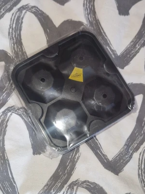 Isform - Isform från Schweppes i diamantformer. Formen har plats för fyra kuber och kommer med en liten tratt för enkel påfyllning. Perfekt till drinkar eller läsk.
