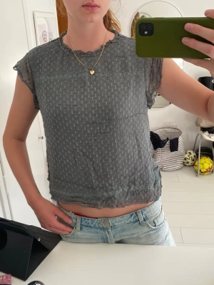 Grön blus - Grön blus med diskret prickigt mönster och korta ärmar. 